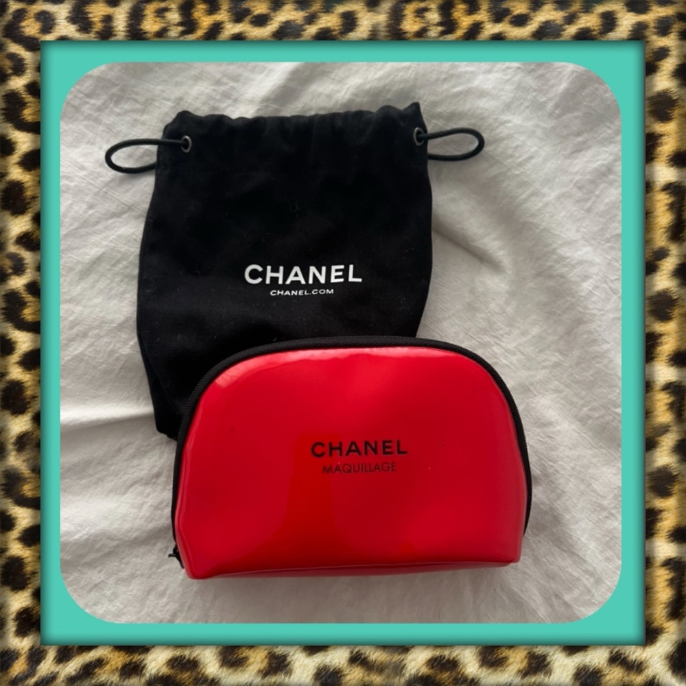 👑✅PRICE FIRM✅👑Red Patent Chanel Small Cosmetic Case & Black Pouch